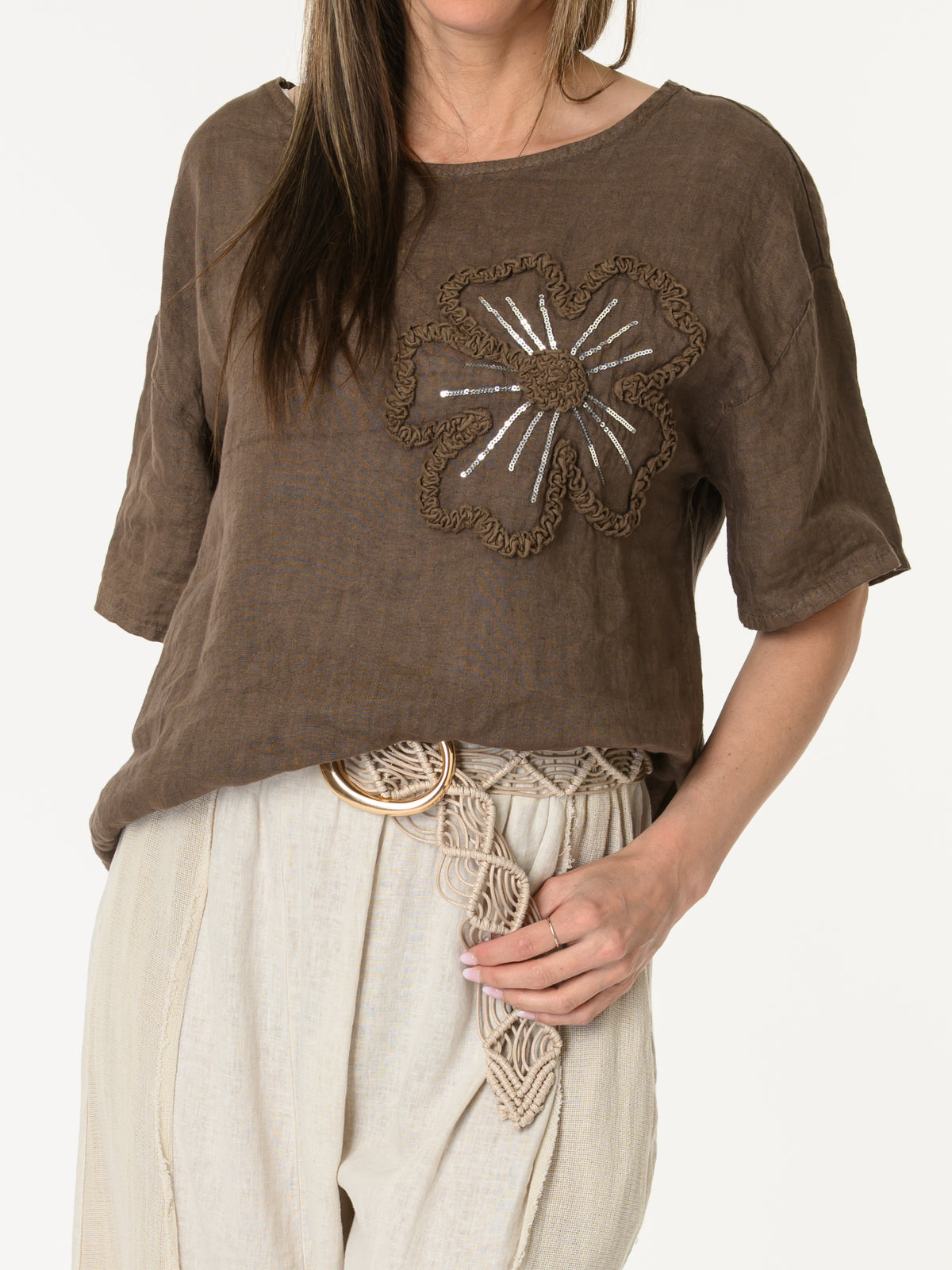 Chandail brun avec grande fleur texturée
