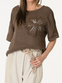 Chandail brun avec grande fleur texturée