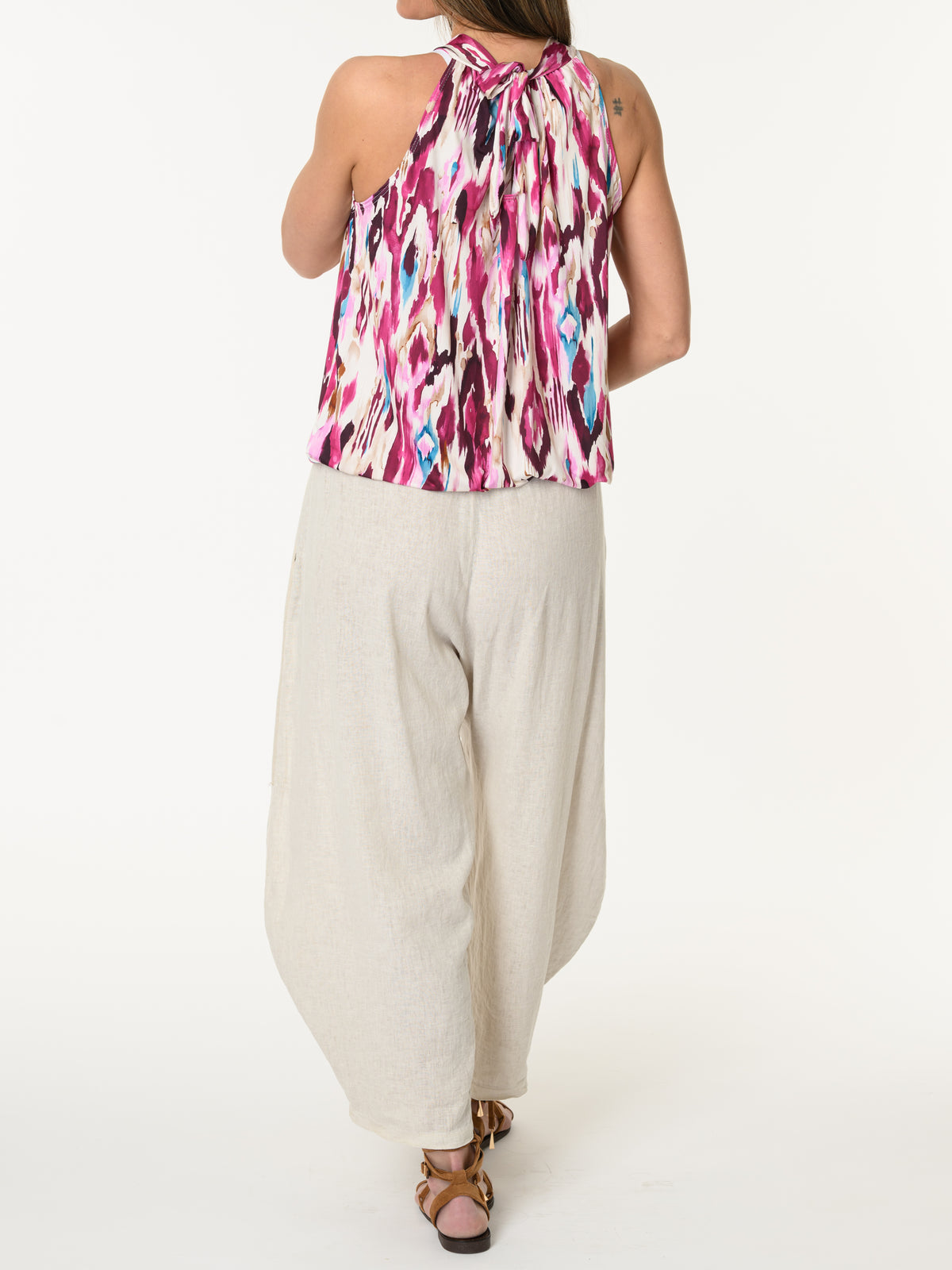 Camisole beige avec imprimé abstrait fuchsia et bleu