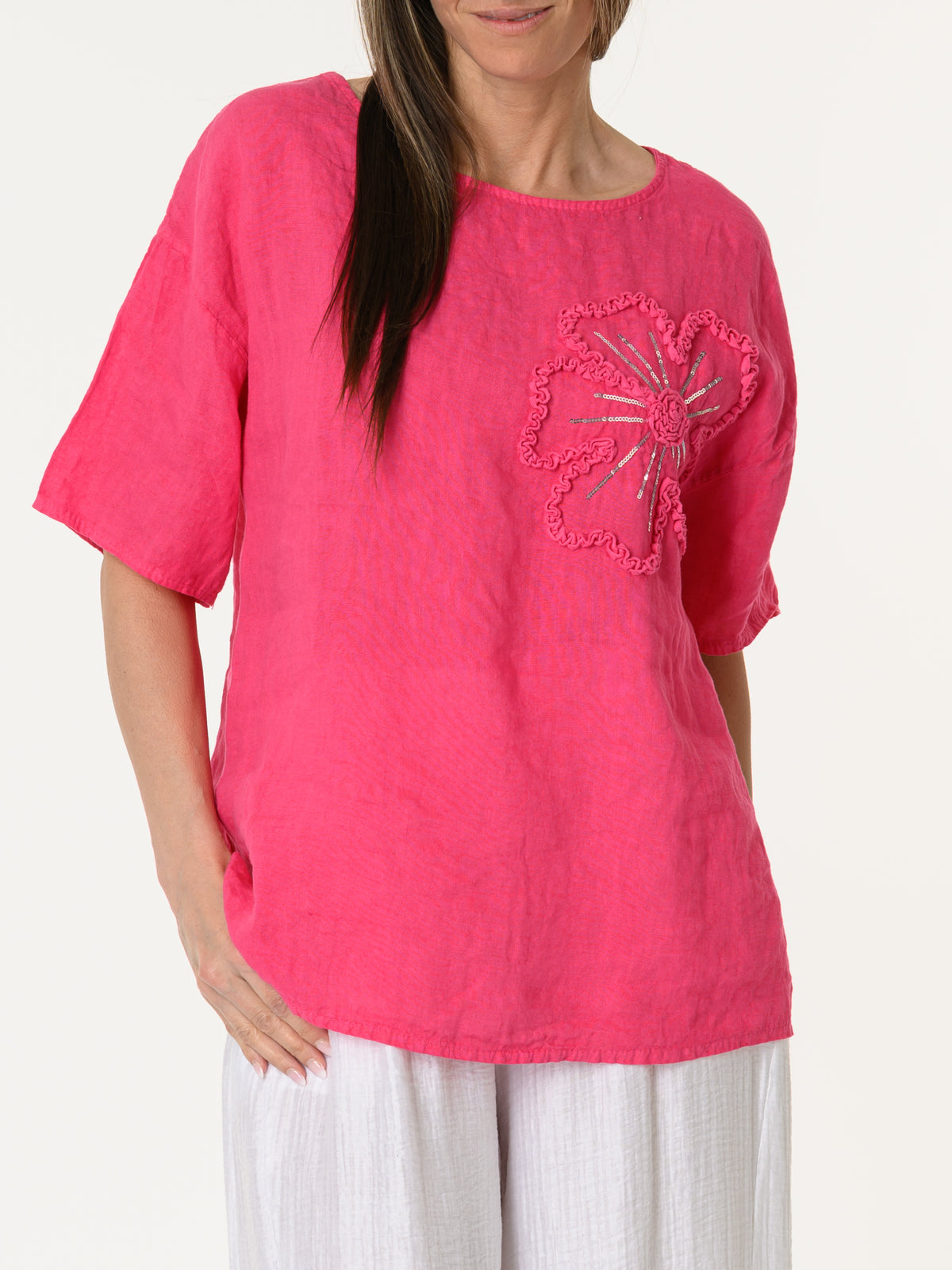 Chandail fuchsia avec grande fleur texturée