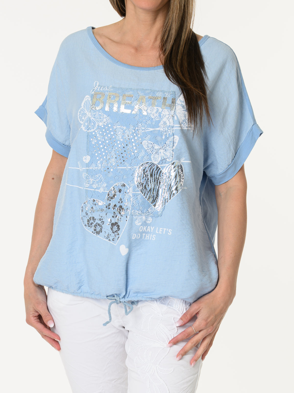 T-shirt bleu ciel avec dentelle et imprimé de cœurs