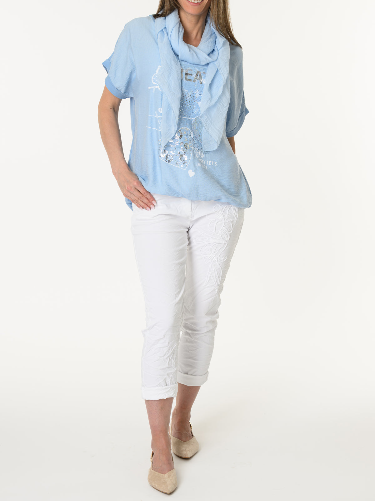 T-shirt bleu ciel avec dentelle et imprimé de cœurs