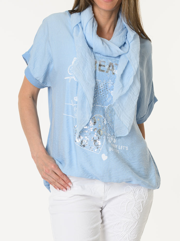 T-shirt bleu ciel avec dentelle et imprimé de cœurs