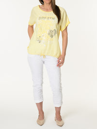 T-shirt jaune avec dentelle et imprimé de cœurs
