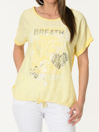 T-shirt jaune avec dentelle et imprimé de cœurs