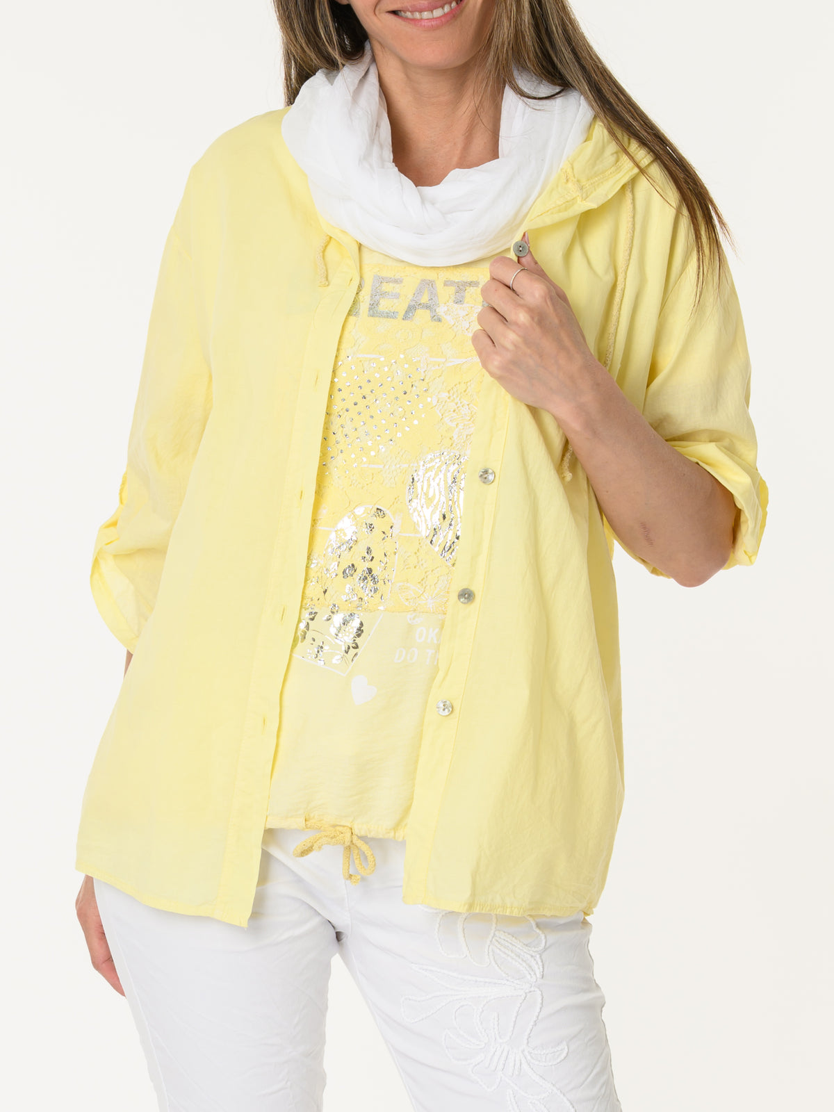 T-shirt jaune avec dentelle et imprimé de cœurs