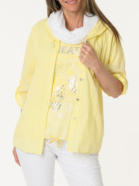 T-shirt jaune avec dentelle et imprimé de cœurs