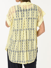 Chemise jaune en dentelle