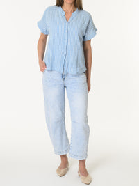 Chemise bleue à rayures blanches
