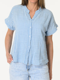 Chemise bleue à rayures blanches