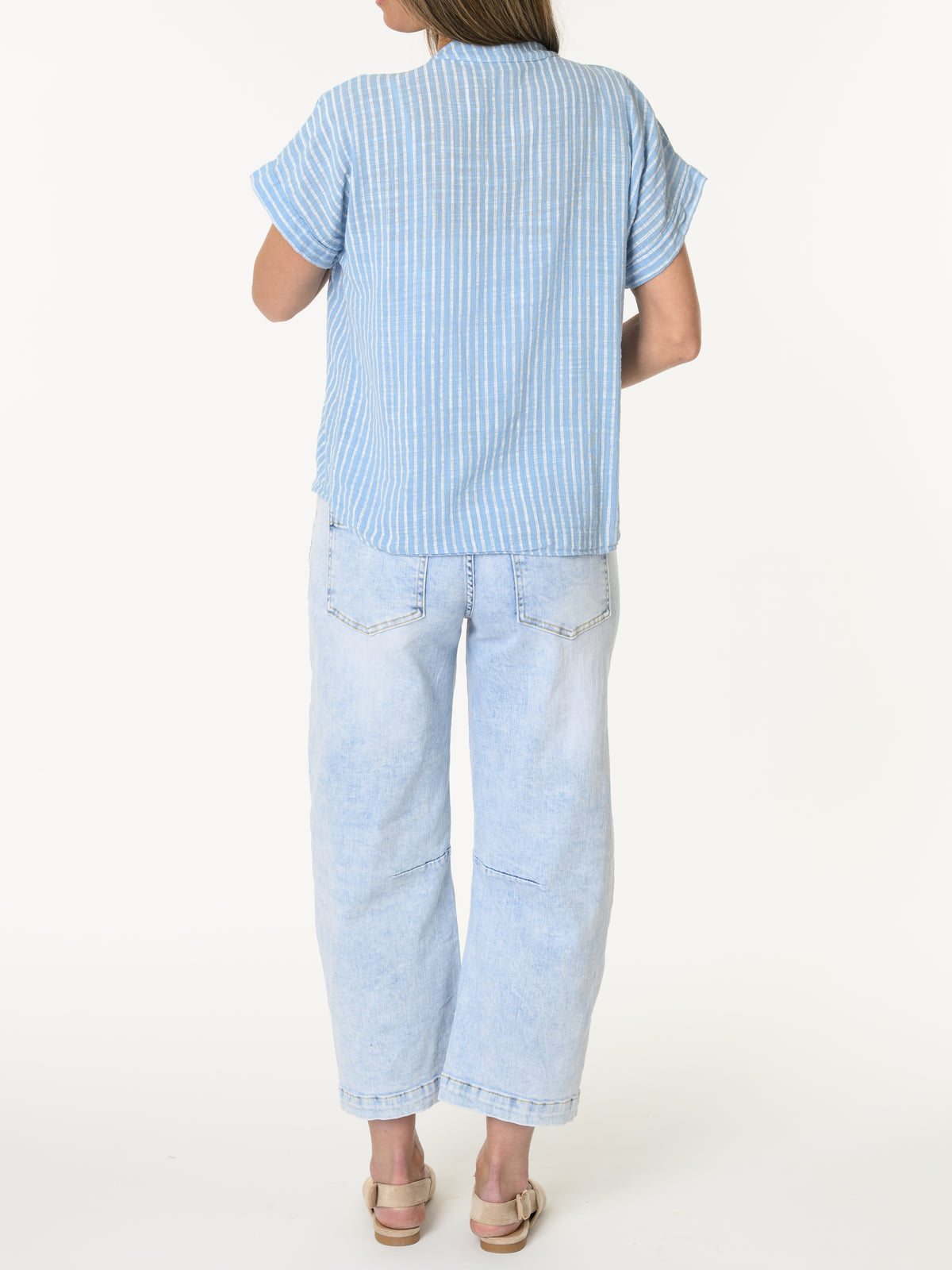 Chemise bleue à rayures blanches