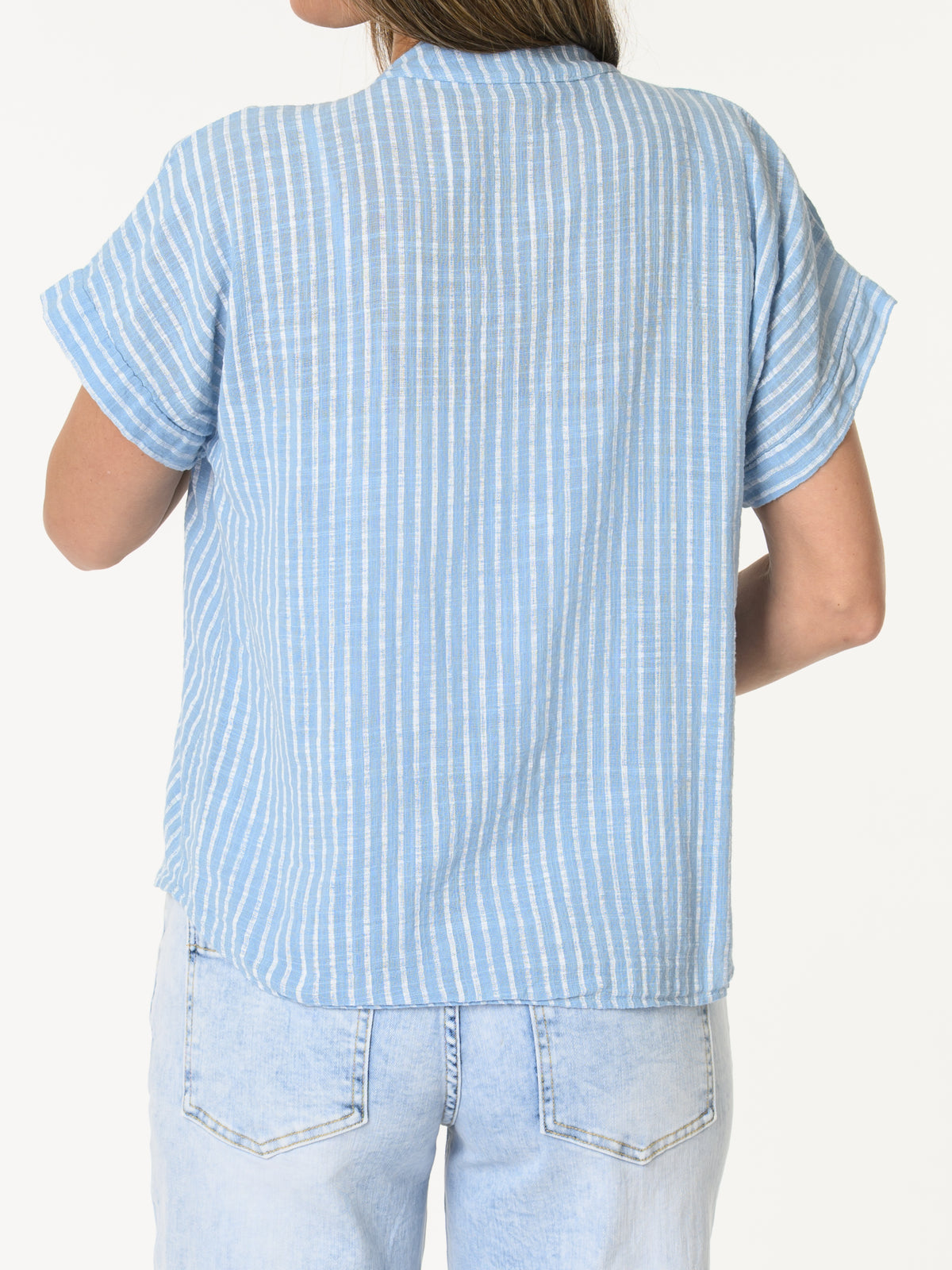 Chemise bleue à rayures blanches