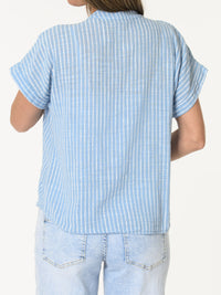 Chemise bleue à rayures blanches