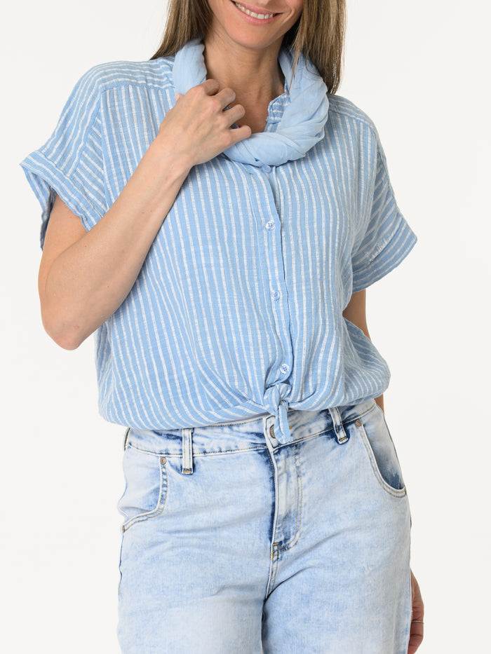 Chemise bleue à rayures blanches