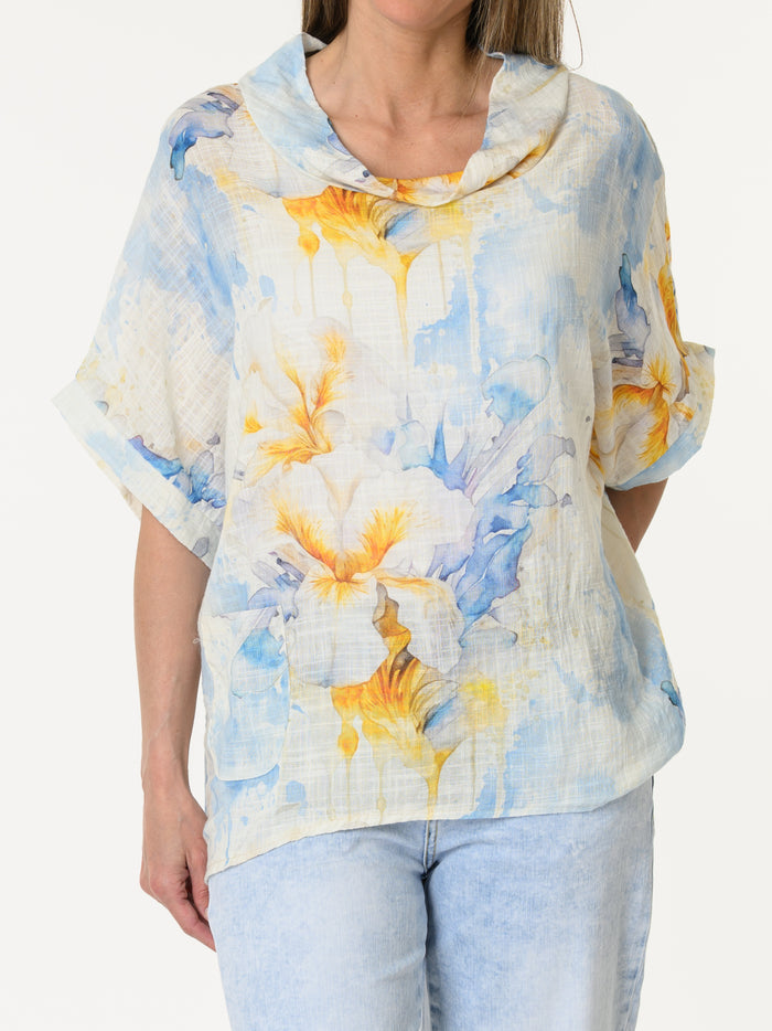 Chandail bleu ciel avec imprimé floral jaune et blanc