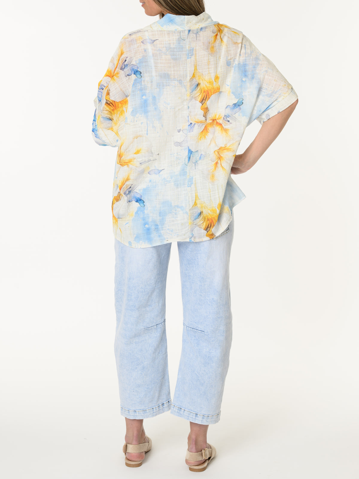 Chandail bleu ciel avec imprimé floral jaune et blanc