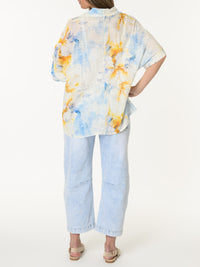 Chandail bleu ciel avec imprimé floral jaune et blanc