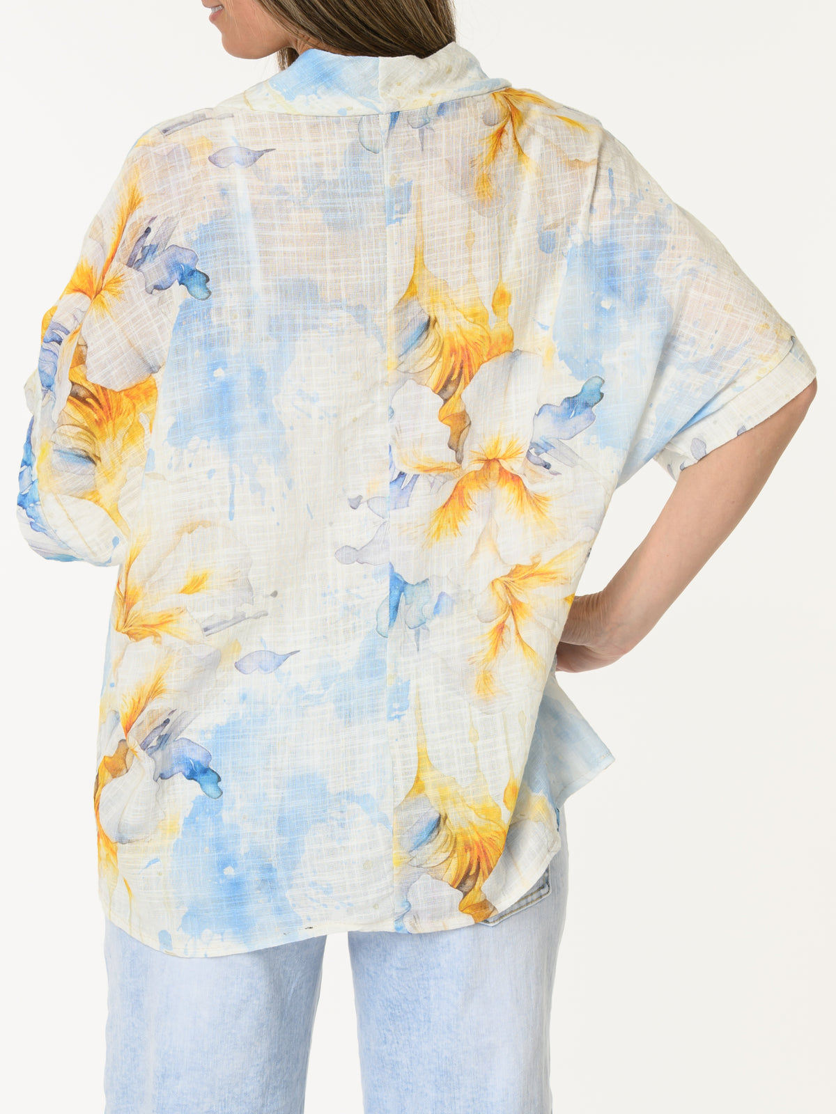 Chandail bleu ciel avec imprimé floral jaune et blanc