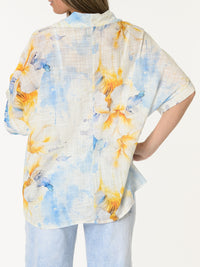 Chandail bleu ciel avec imprimé floral jaune et blanc