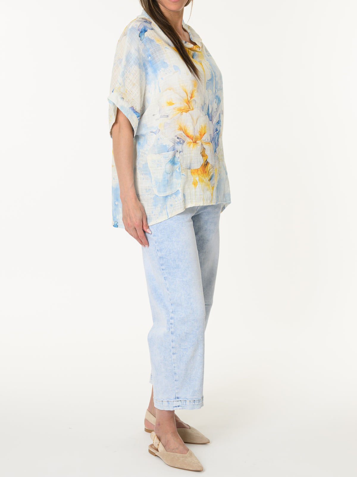 Chandail bleu ciel avec imprimé floral jaune et blanc