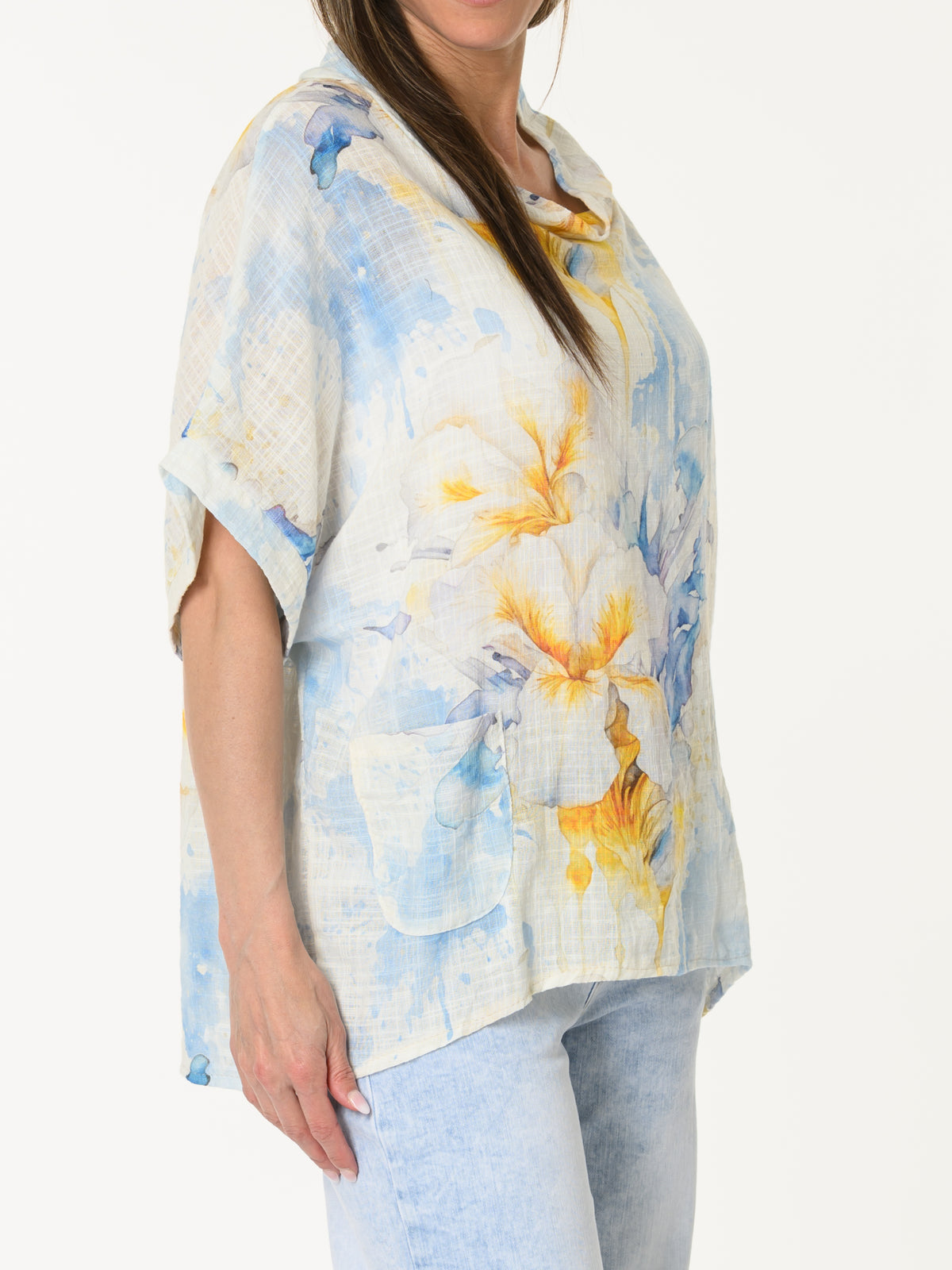 Chandail bleu ciel avec imprimé floral jaune et blanc