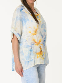 Chandail bleu ciel avec imprimé floral jaune et blanc