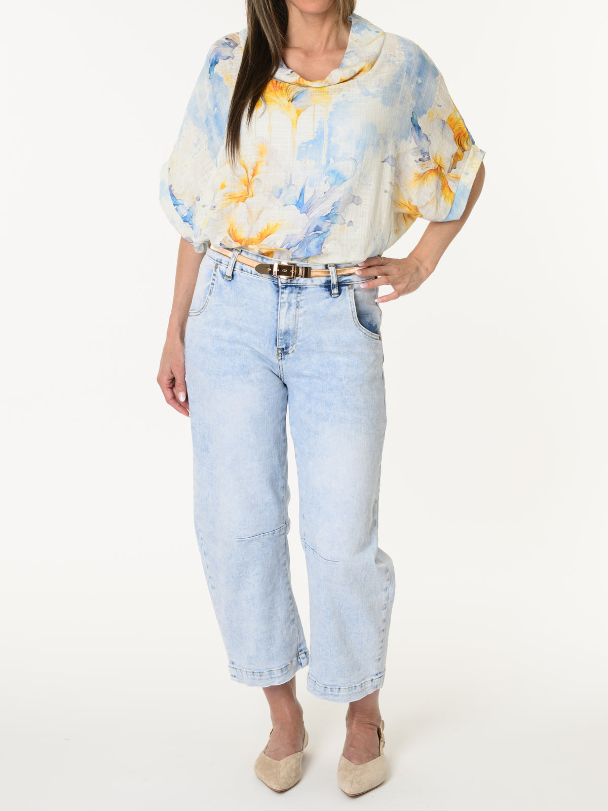 Chandail bleu ciel avec imprimé floral jaune et blanc