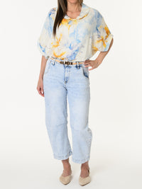 Chandail bleu ciel avec imprimé floral jaune et blanc