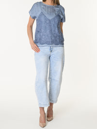 T-shirt bleu avec camisole superposée