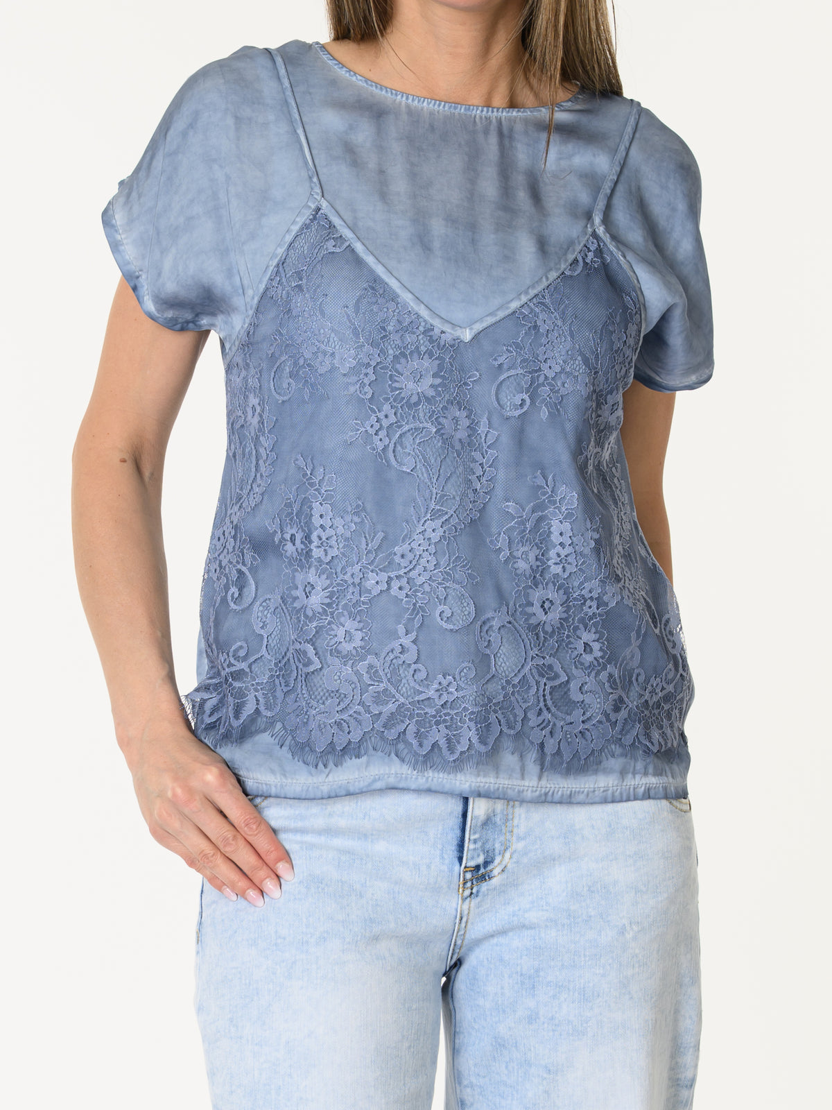 T-shirt bleu avec camisole superposée