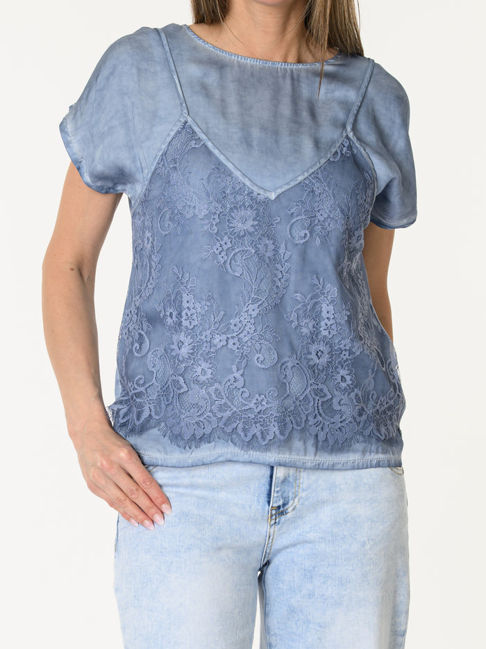 T-shirt bleu avec camisole superposée