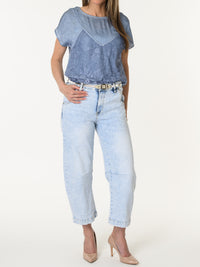 T-shirt bleu avec camisole superposée