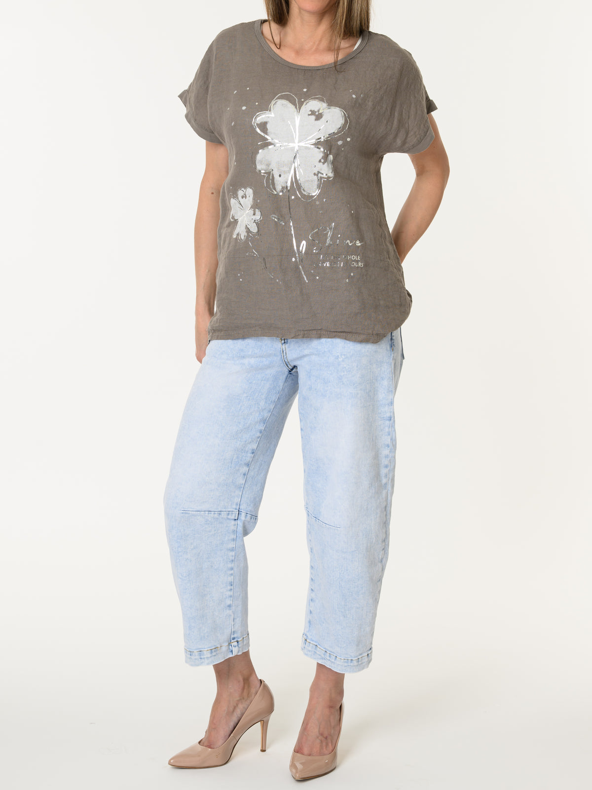T-shirt moka avec imprimé de deux fleurs blanches