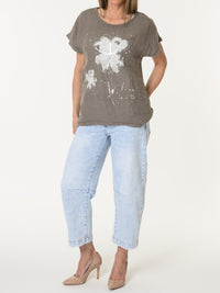 T-shirt moka avec imprimé de deux fleurs blanches