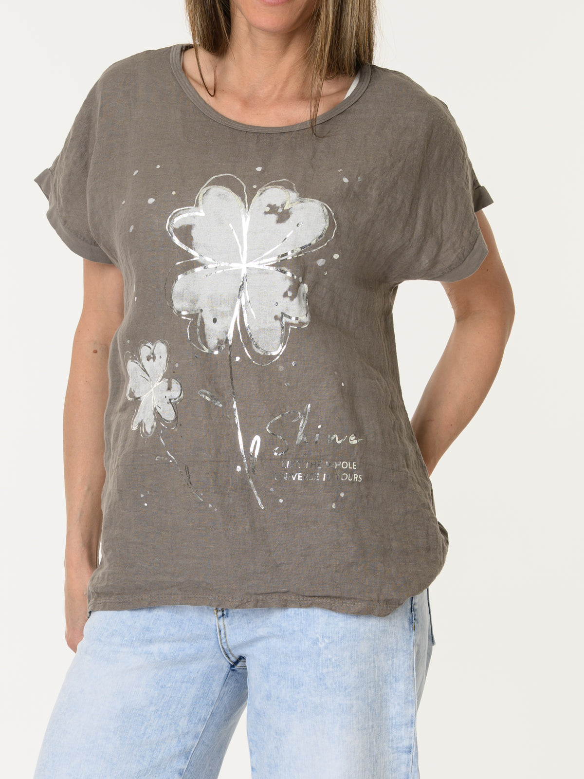 T-shirt moka avec imprimé de deux fleurs blanches