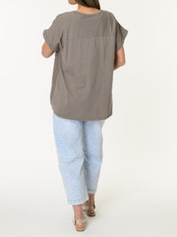 T-shirt moka avec imprimé de deux fleurs blanches