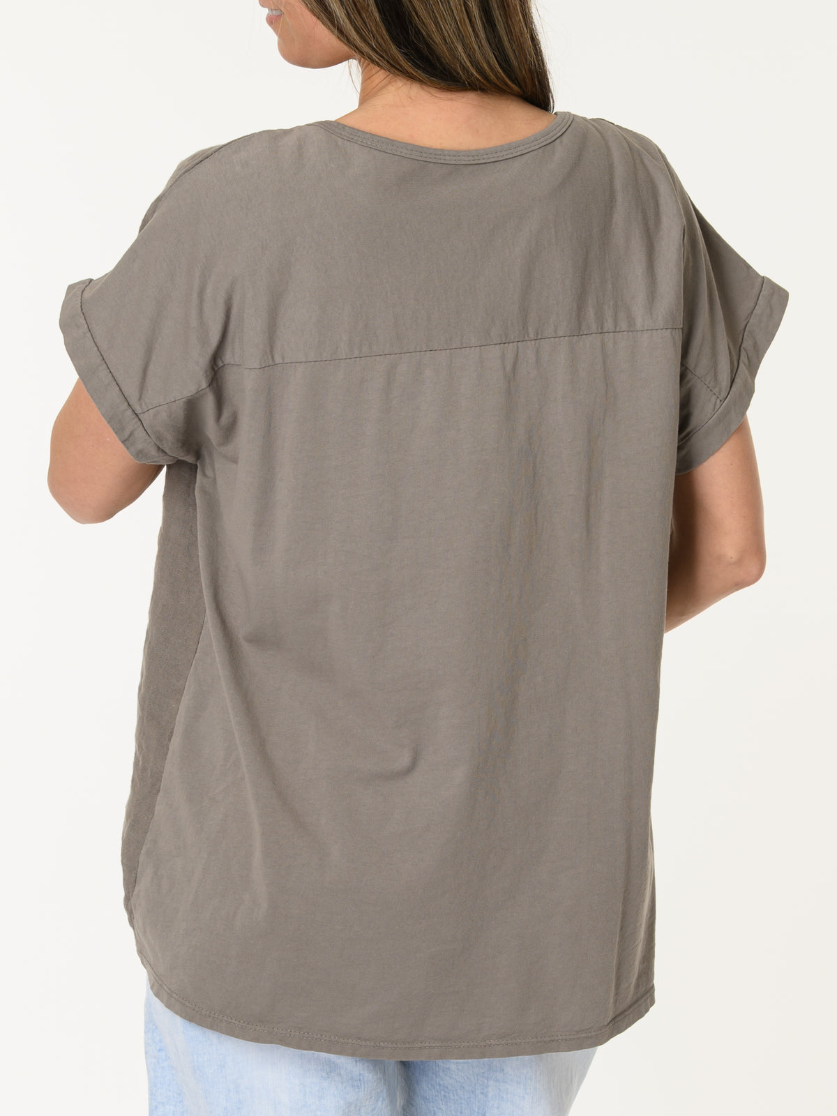 T-shirt moka avec imprimé de deux fleurs blanches