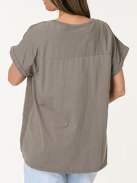T-shirt moka avec imprimé de deux fleurs blanches