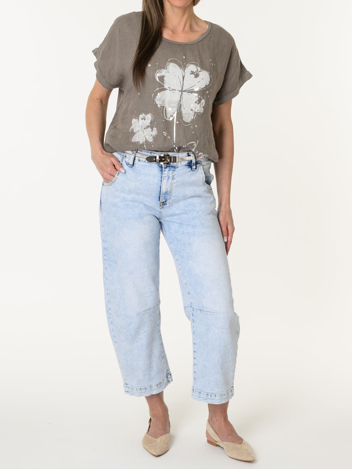 T-shirt moka avec imprimé de deux fleurs blanches