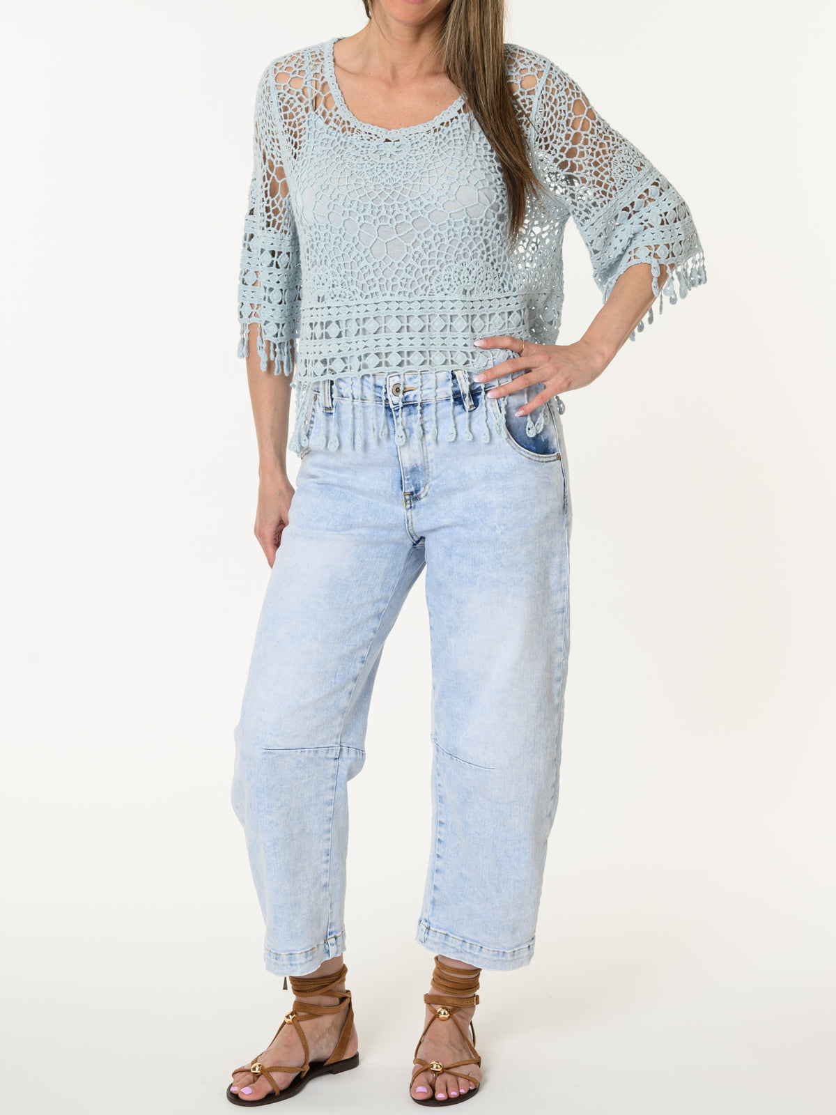 Chandail bleu pâle en crochet à motifs bohèmes