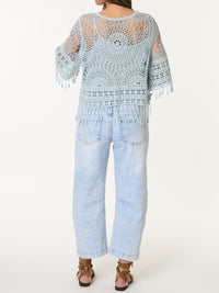 Chandail bleu pâle en crochet à motifs bohèmes
