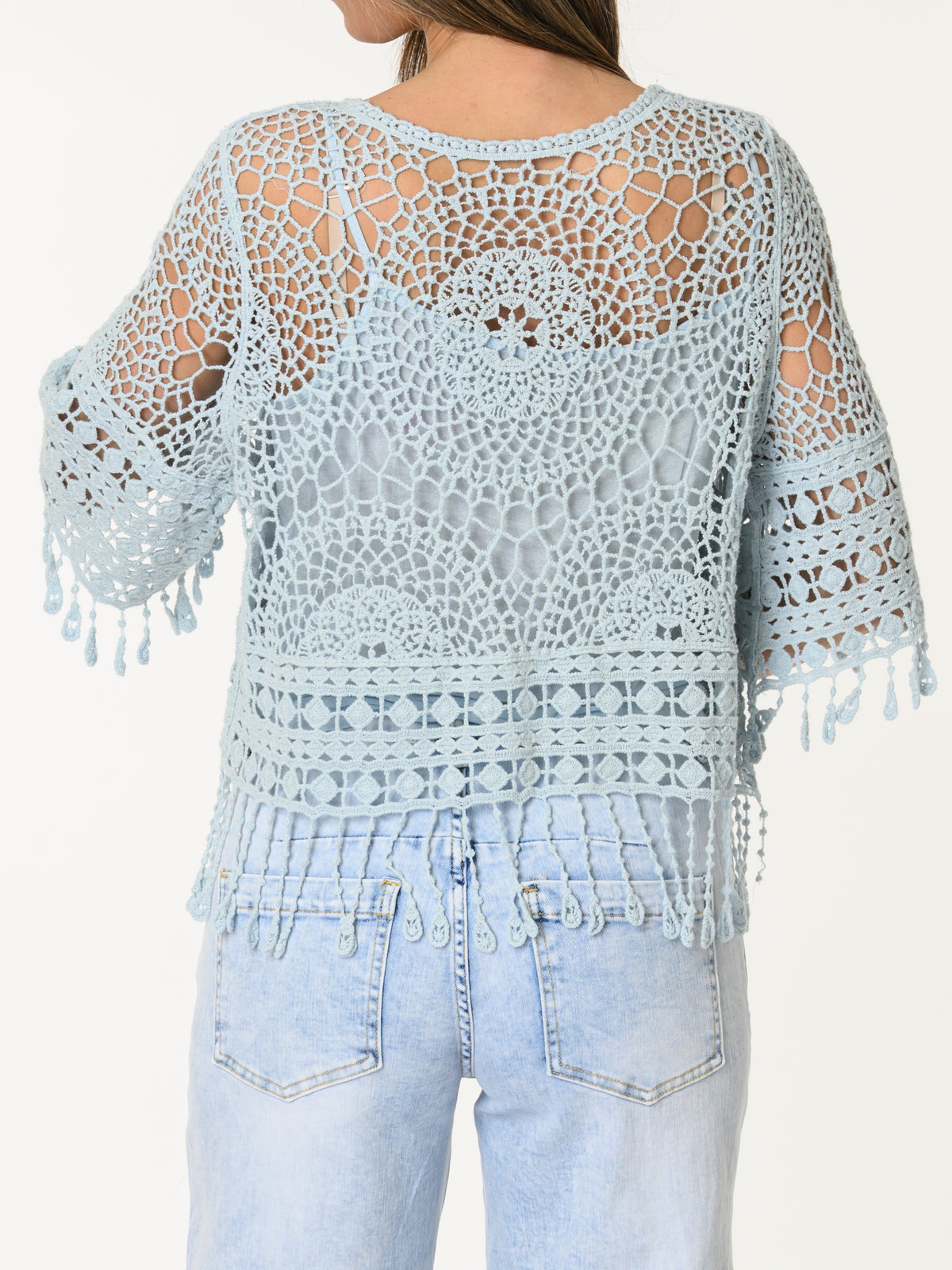 Chandail bleu pâle en crochet à motifs bohèmes