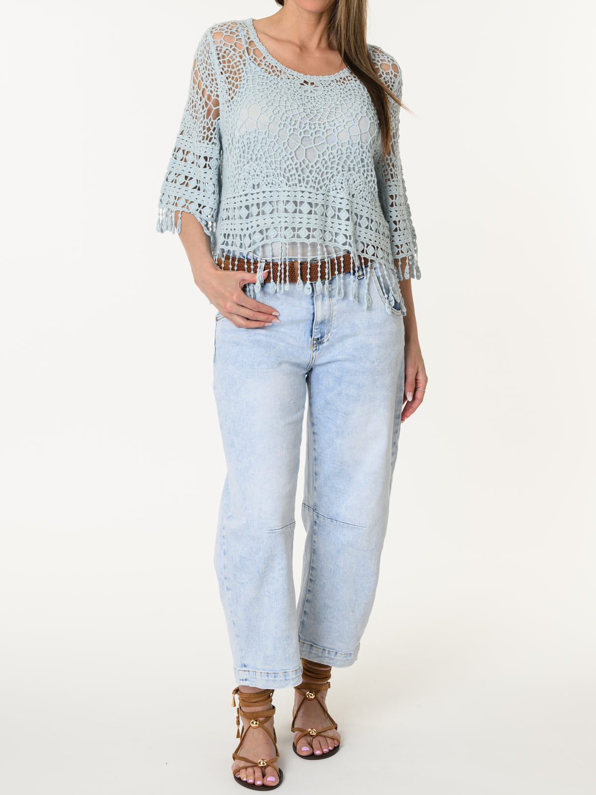 Chandail bleu pâle en crochet à motifs bohèmes
