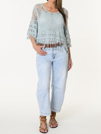 Chandail bleu pâle en crochet à motifs bohèmes