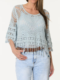 Chandail bleu pâle en crochet à motifs bohèmes