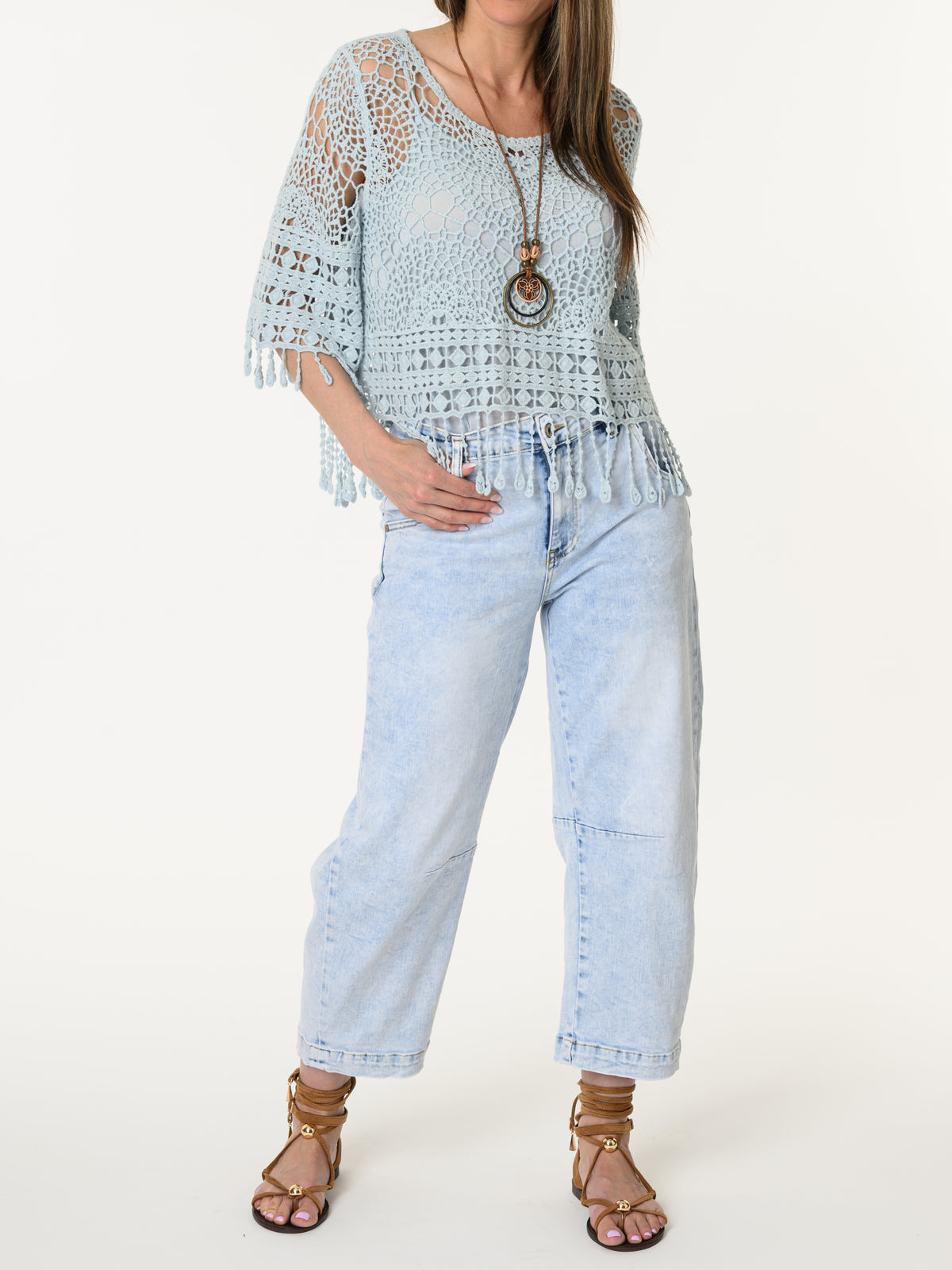 Chandail bleu pâle en crochet à motifs bohèmes