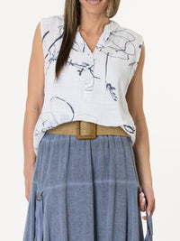 Camisole blanche avec imprimé de fleurs abstraites