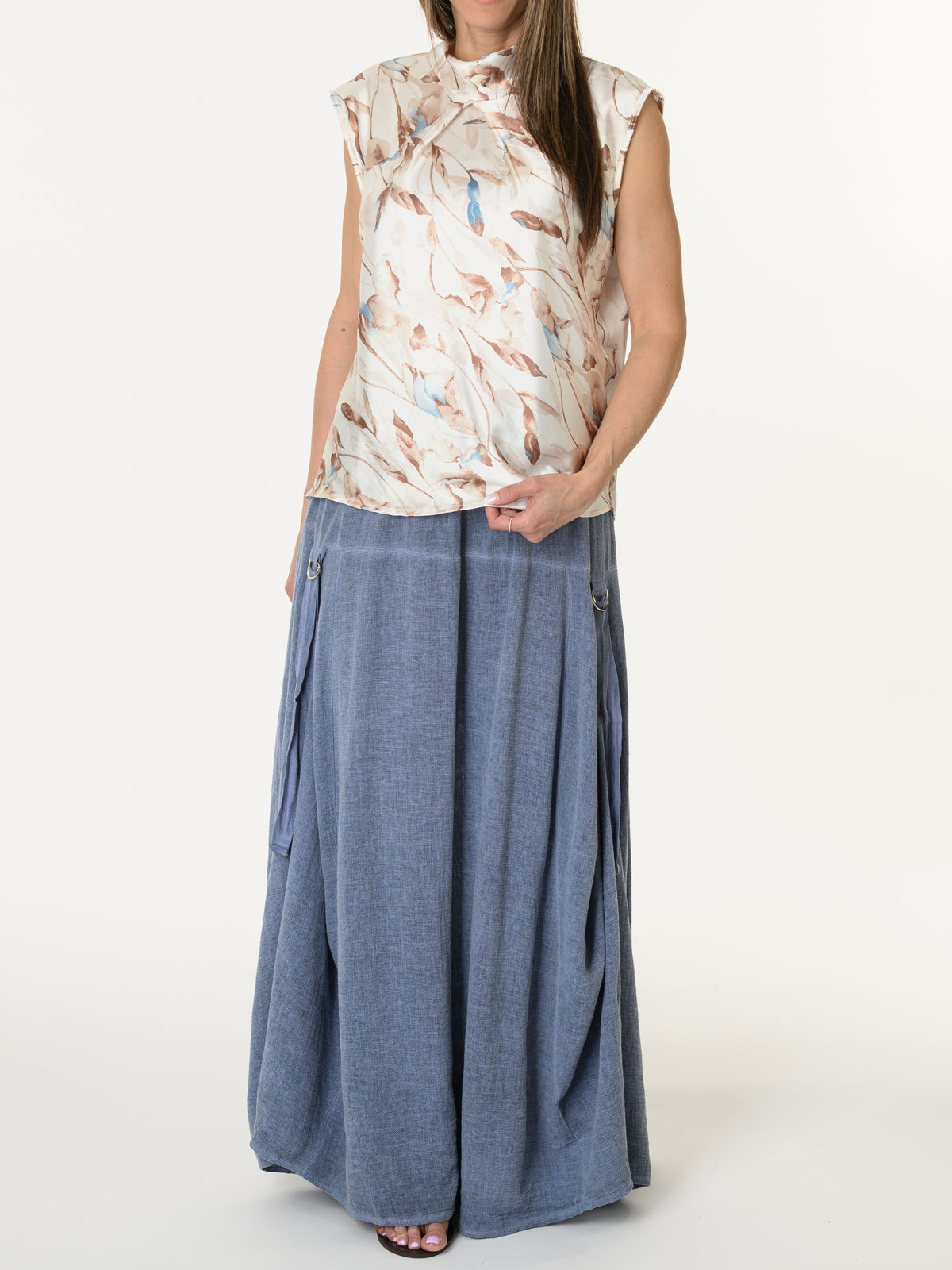 Camisole satinée avec motifs abstraits bruns