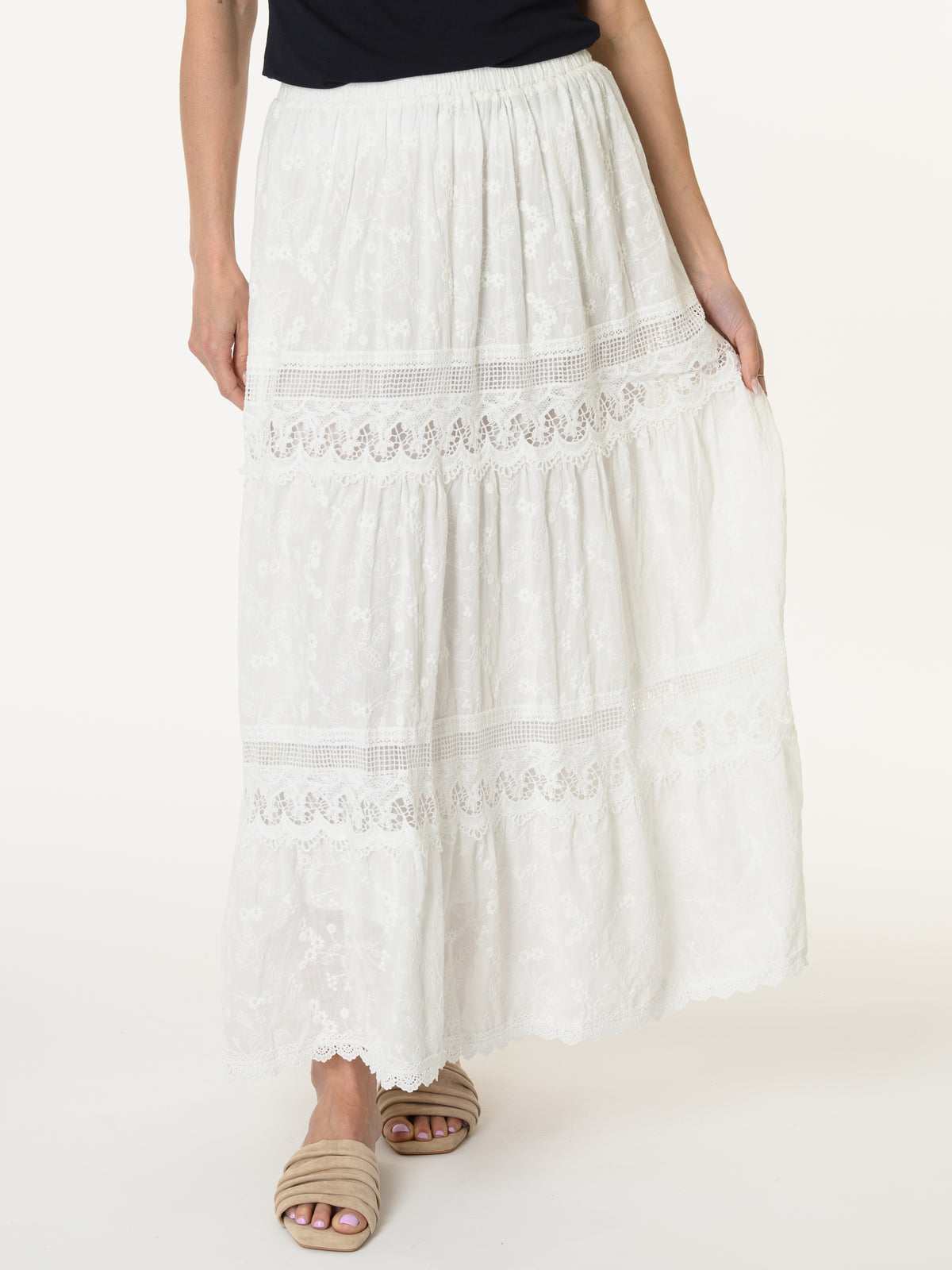 Jupe bohème blanche avec fleurs brodées et dentelle