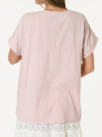 T-shirt rose avec manches en crochet